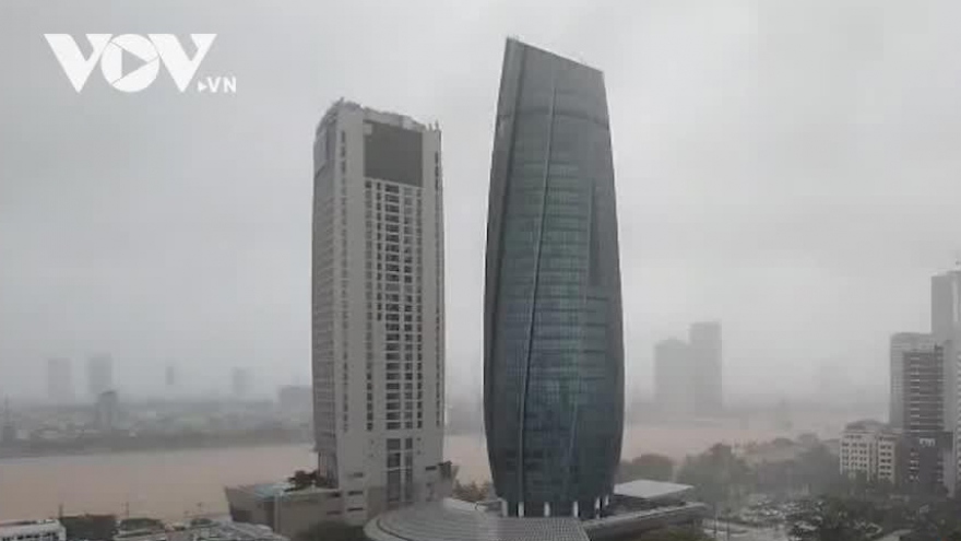 First photos of Typhoon Molave making landfall in Da Nang